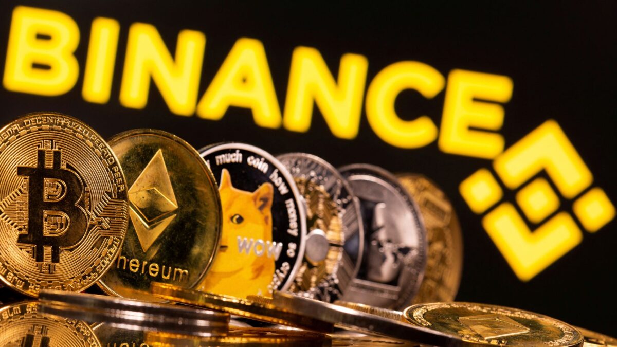 Hackeo a Binance: pantalla con el logo de la plataforma y gráfico de caída del bitcoin
