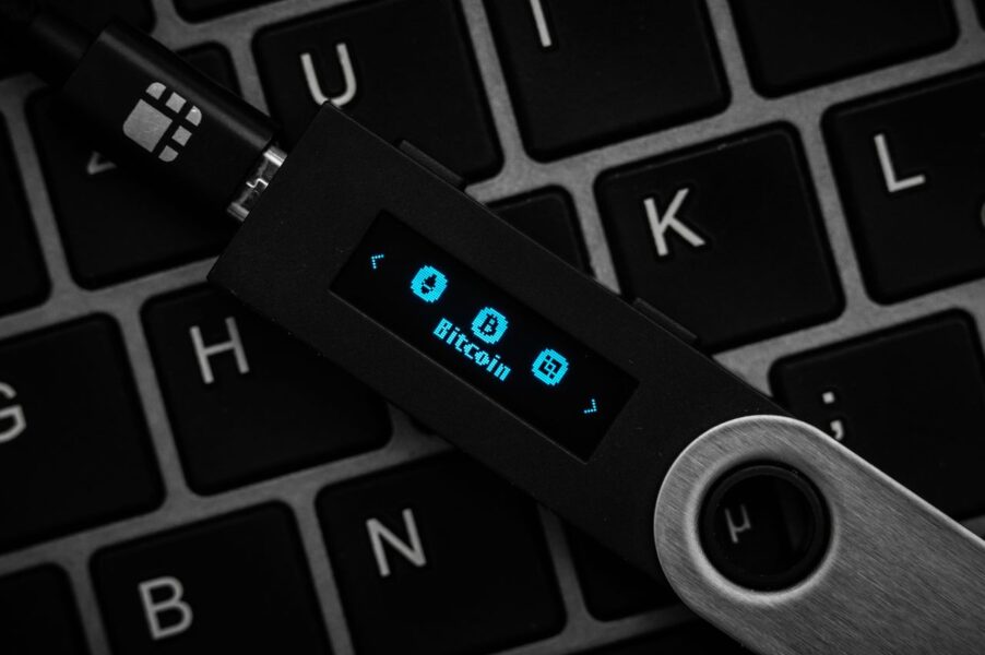 Billetera hardware Ledger con implante espía que robó frases semilla de usuarios cripto