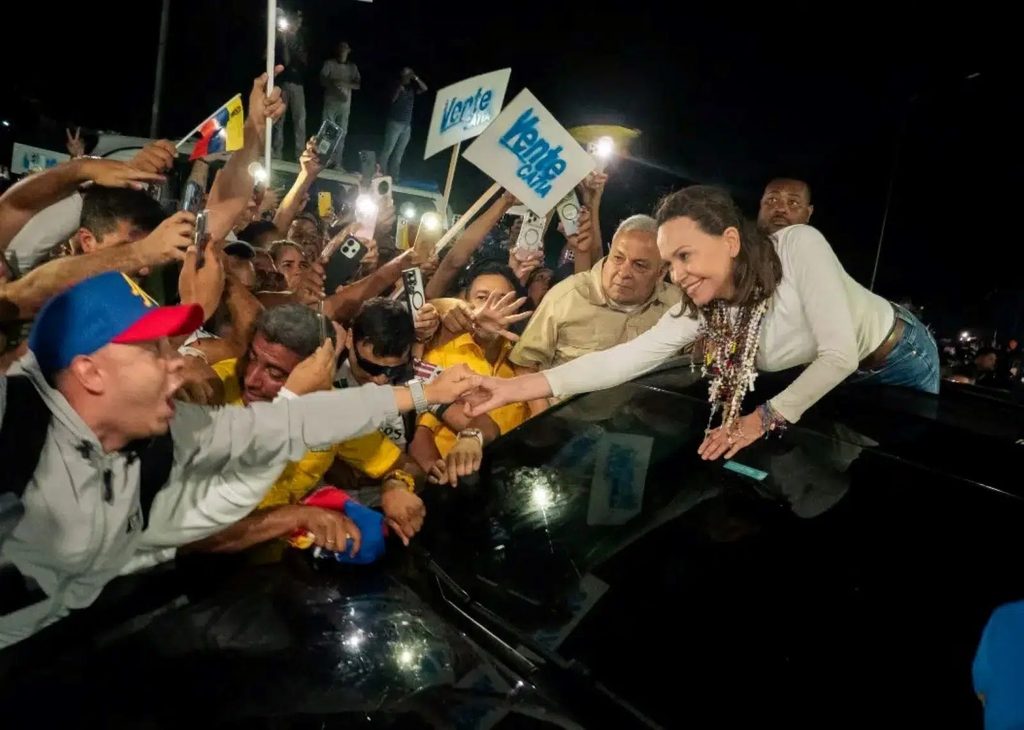 María Corina Machado llega a Caracas tras caravana desde Lara