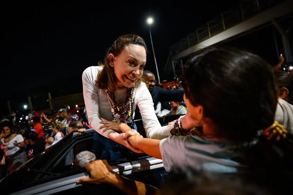María Corina Machado llega a Caracas tras caravana desde Lara