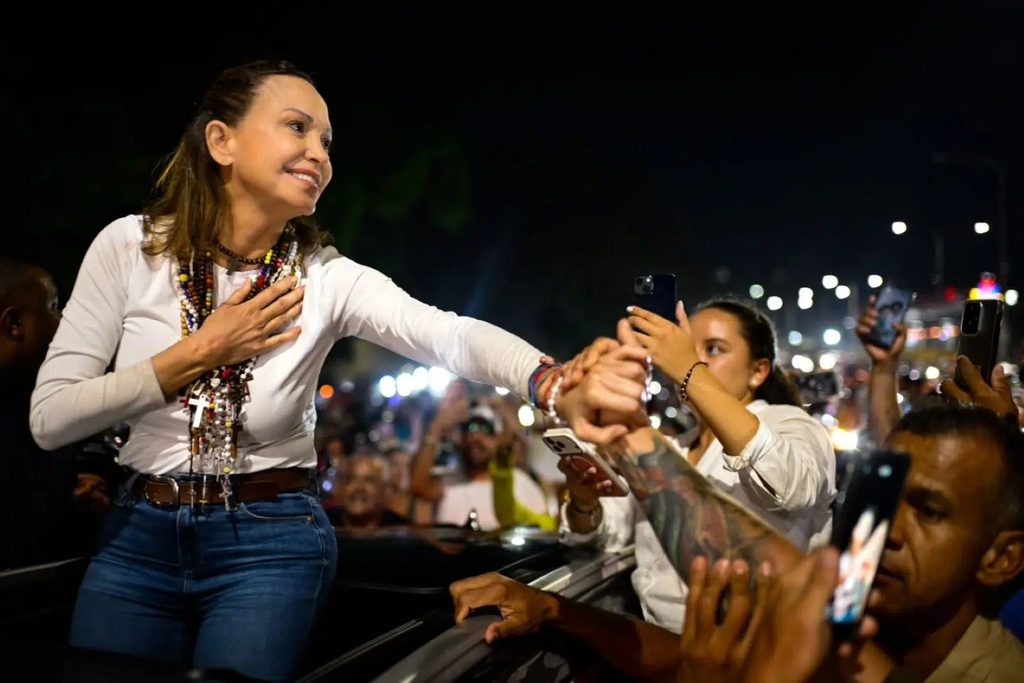 María Corina Machado llega a Caracas tras caravana desde Lara