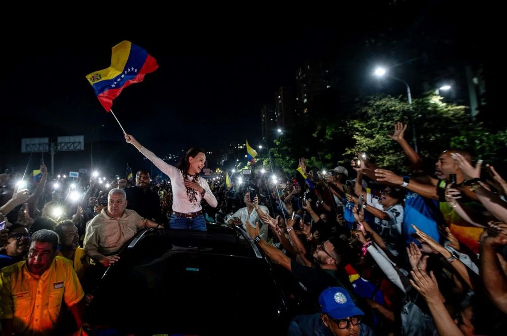 María Corina Machado llega a Caracas tras caravana desde Lara
