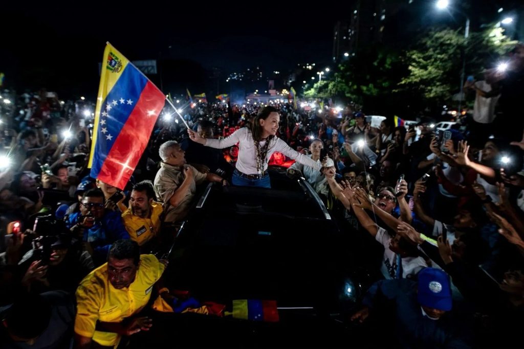 María Corina Machado llega a Caracas tras caravana desde Lara