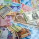 Dólar BCV hoy: billete de dólar estadounidense y bolívares venezolanos