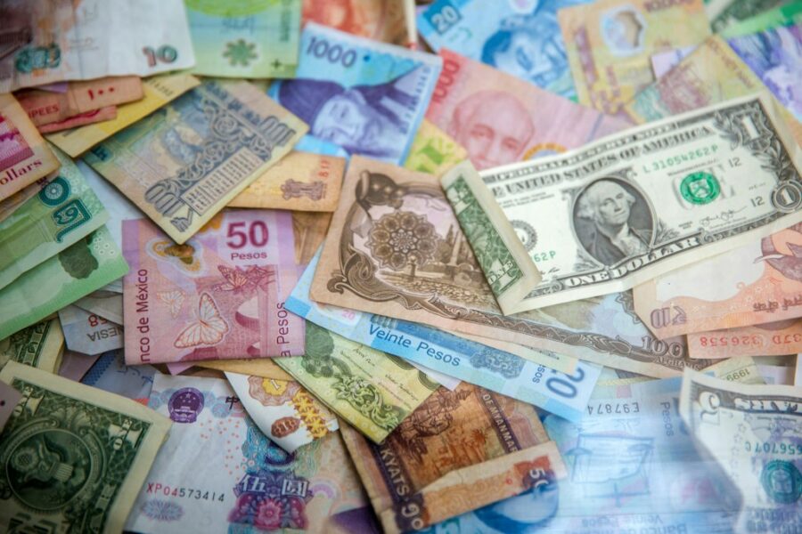Dólar BCV hoy: billete de dólar estadounidense y bolívares venezolanos