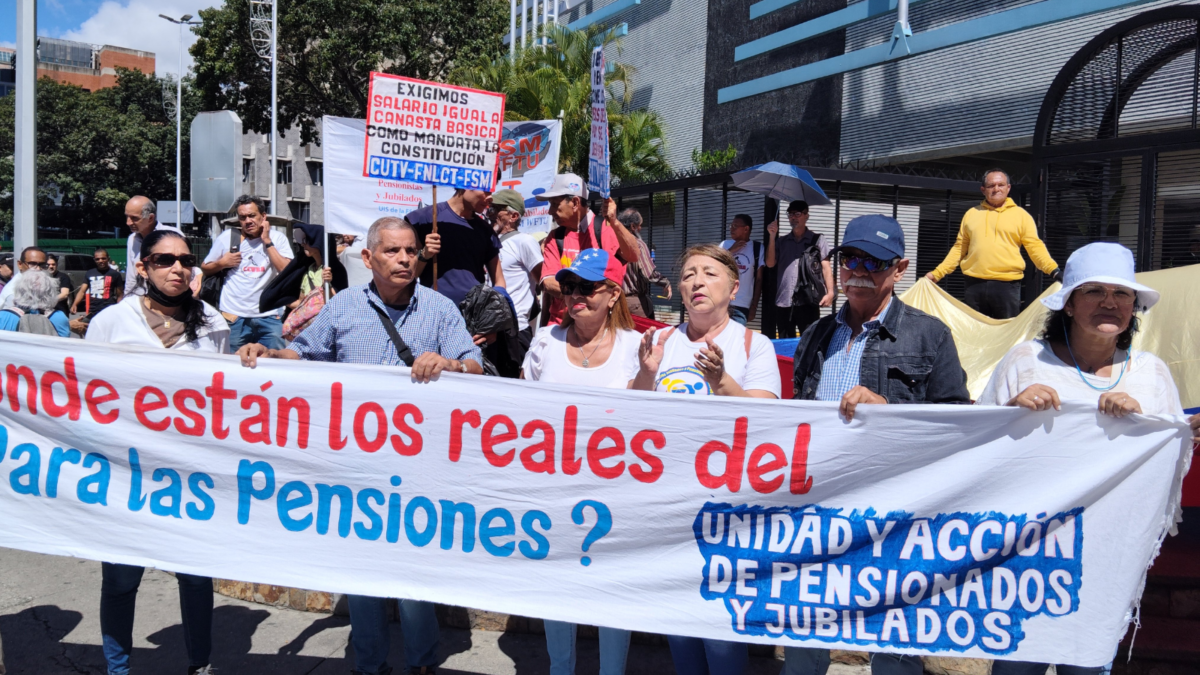 Profesores de la UCV y pensionados protestan en Caracas para exigir mejoras salariales y transparencia sobre los fondos de seguridad social