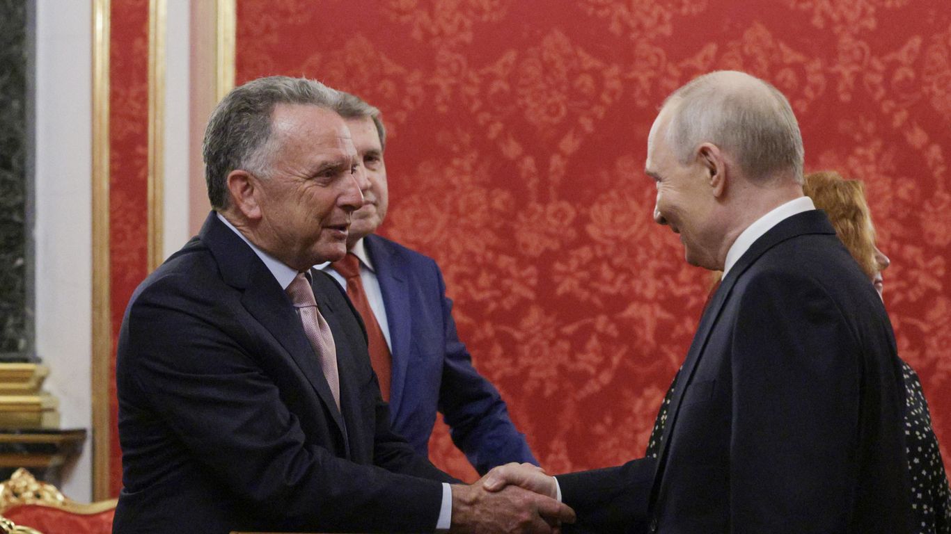 Vladímir Putin estrecha la mano del enviado estadounidense Steve Witkoff en una reunión anterior en Moscú