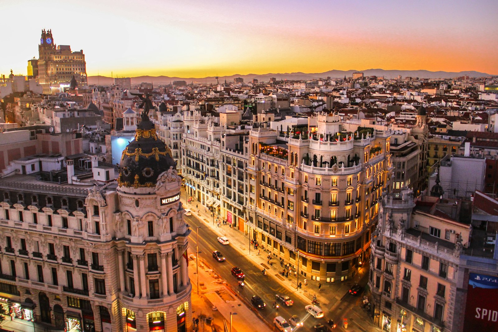 Vista aérea del edificio Metrópolis y la Gran Vía de Madrid, España, al atardecer