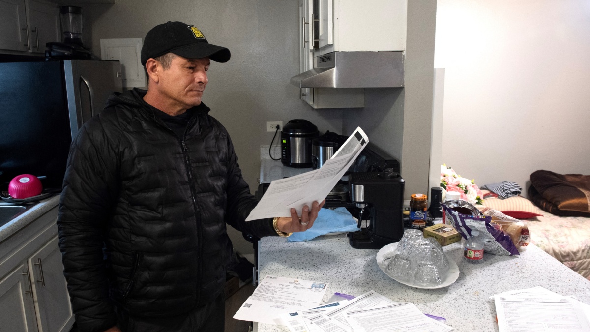 USCIS 2,2 millones de acciones migratorias: inmigrante revisa un documento en Estados Unidos