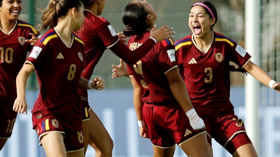 Selección femenina sub-17 de Venezuela celebra su victoria 1-0 sobre Alemania en el Mundial