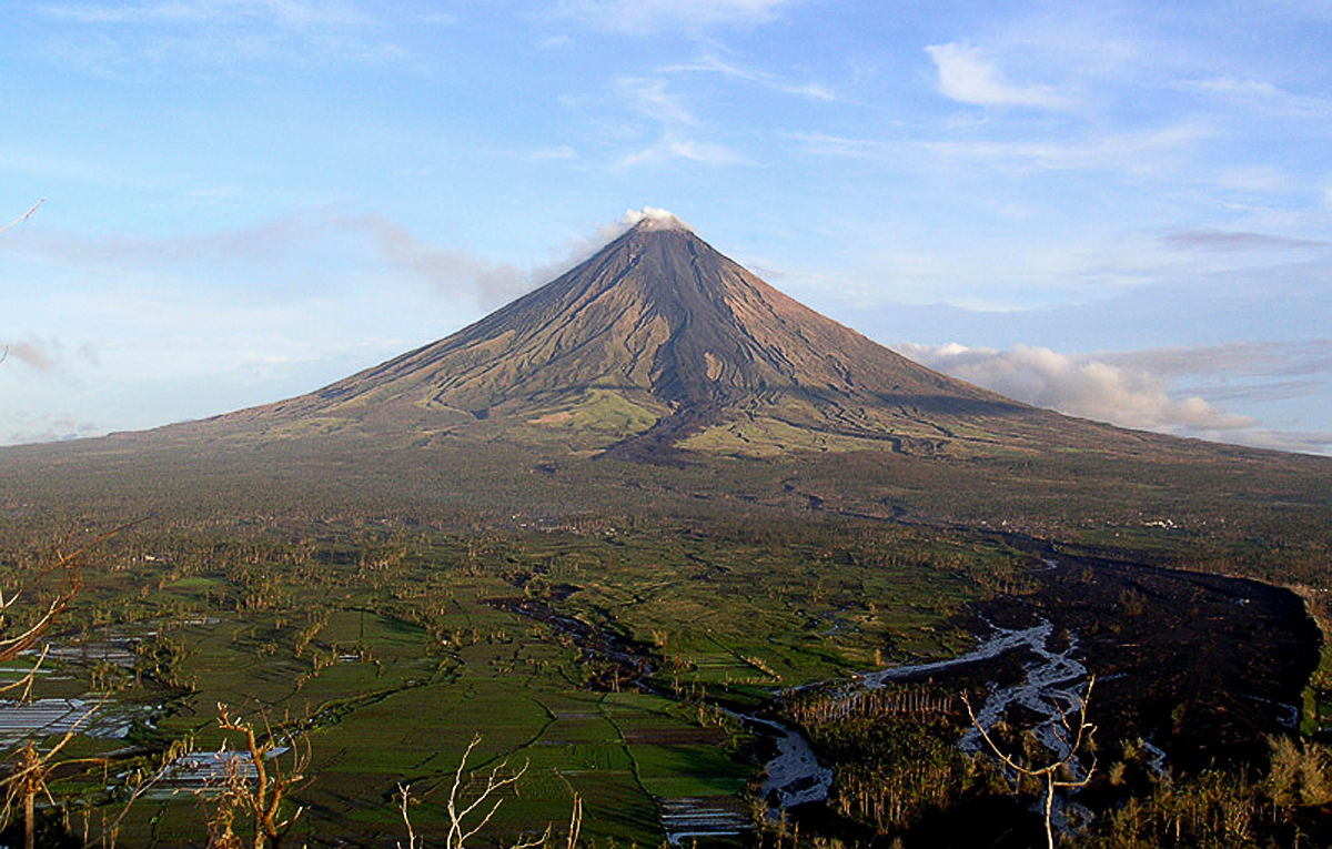 Erupción del volcán Mayón en Albay, Filipinas: alerta nivel 3