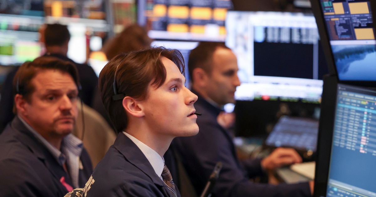Wall Street cierra octubre: operadores en el parqué de la Bolsa de Nueva York
